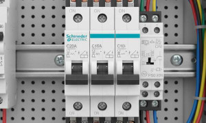 Un avance crucial en seguridad eléctrica: el disyuntor magnetotérmico de montaje rápido