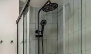 Medidor de caudal adaptable a alcachofas de ducha y conjuntos de ducha