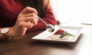 El engaño del estómago: ¿cómo nuestro cerebro nos convence de tener espacio para el postre?